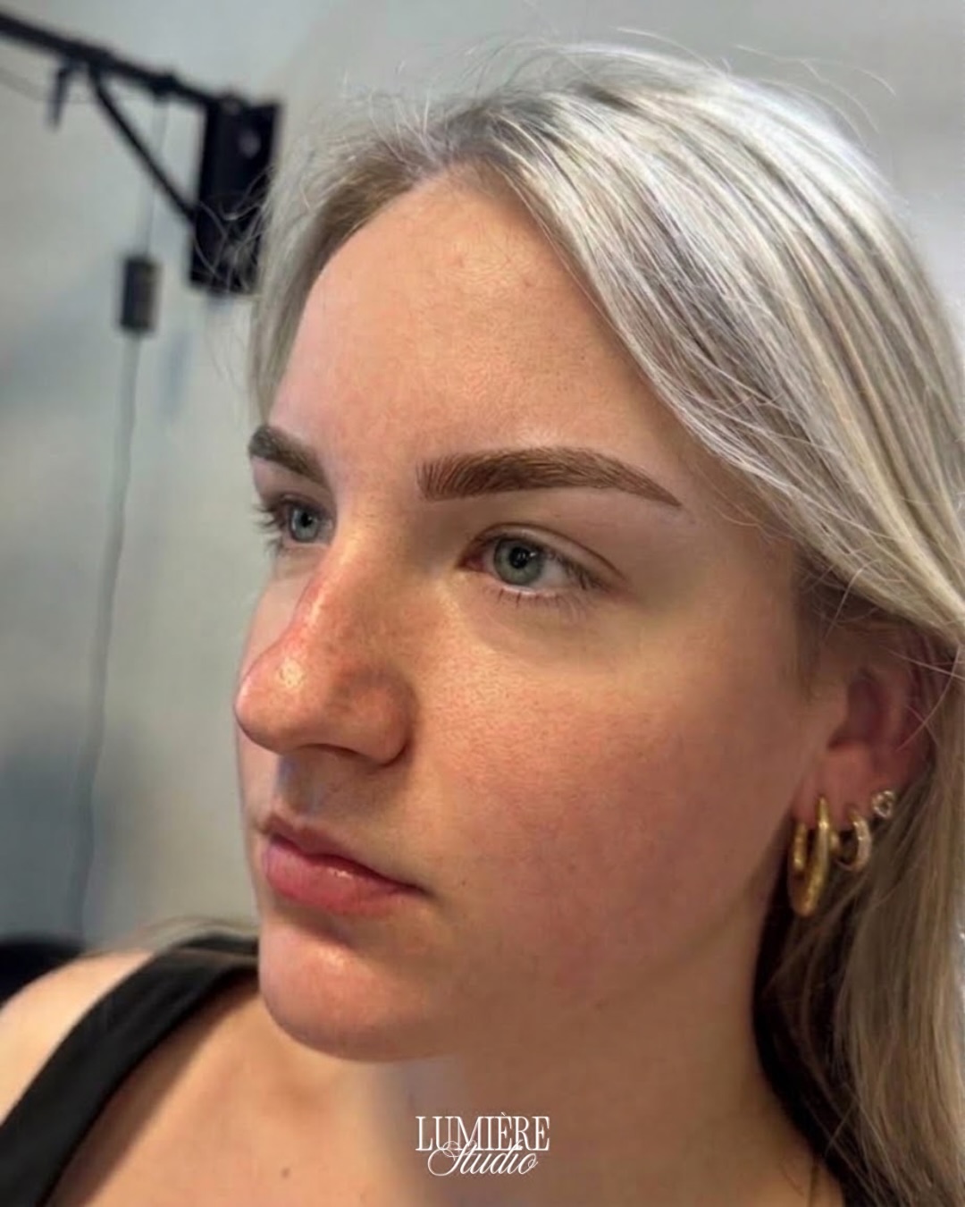 Na: dezelfde klant met Powder Brows, zacht en verfijnd gevormde wenkbrauwen