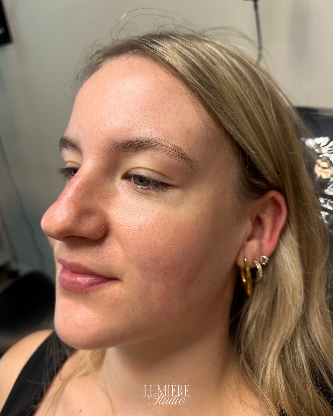 Voor: wenkbrauwen van een klant vóór Powder Brows, erg licht en met weinig definitie
