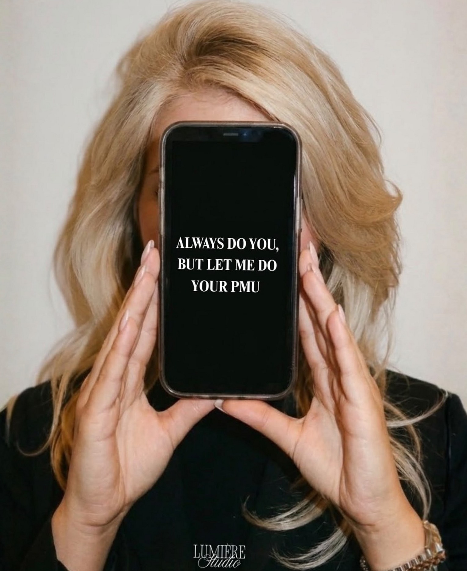 Een telefoon voor het gezicht met de tekst: Always do you, but let me do your PMU